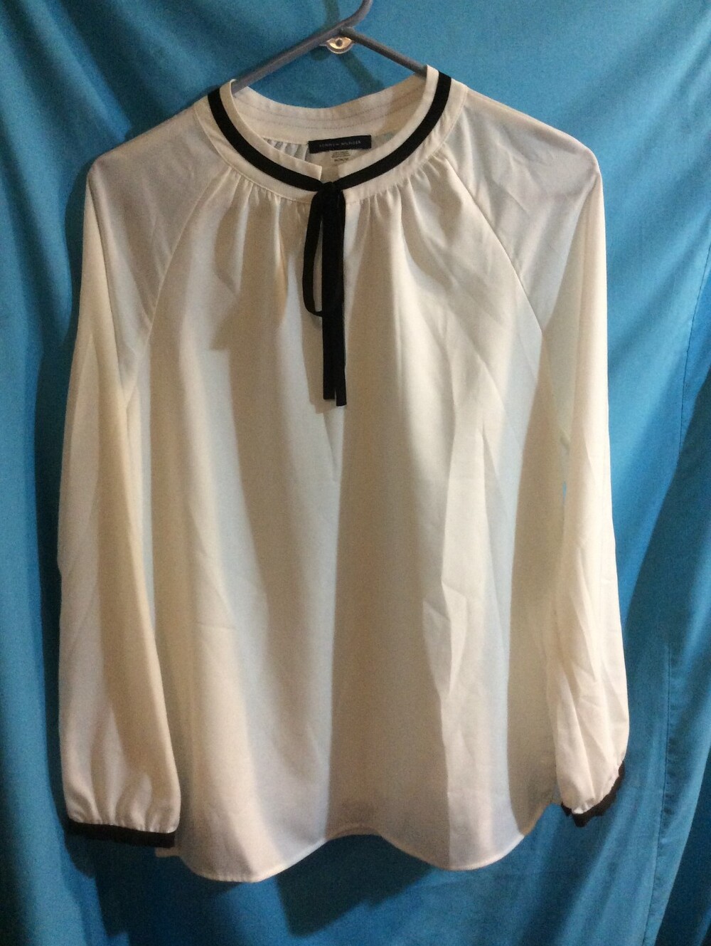 Tommy Hilfiger Women's WhiteLong-Sleeve Tie-Neck Blouse with Blach Trim